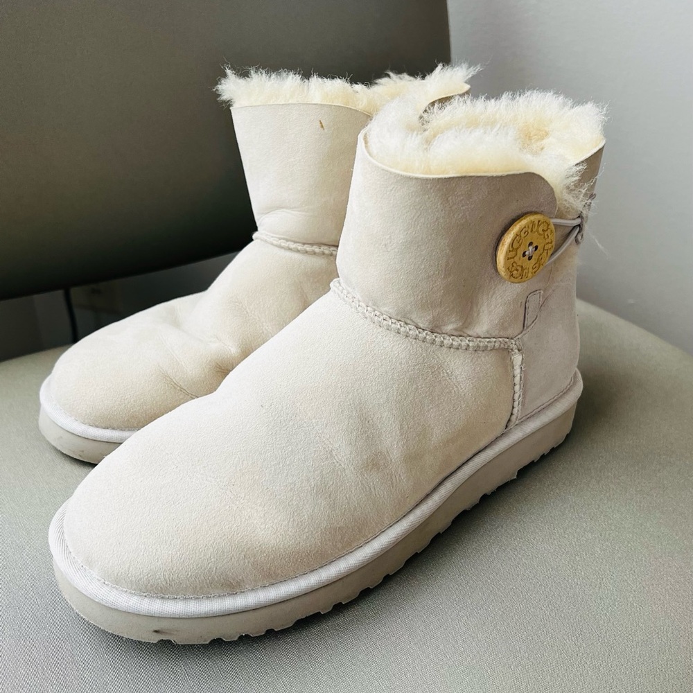UGG Mini Bailey Button Cloud ankle women’s boots size 8 cream